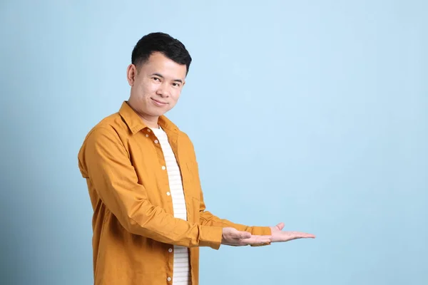 Asian Lgbtq Man Yellow Shirt Standing Blue Background — ストック写真