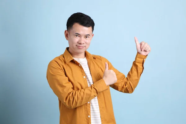 Asian Lgbtq Man Yellow Shirt Standing Blue Background — Stockfoto