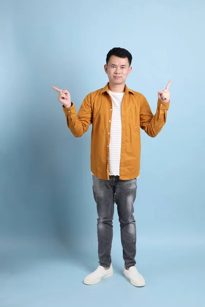 Asiatique Lgbtq Homme Avec Chemise Jaune Debout Sur Fond Bleu — Photo