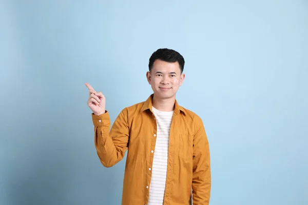 Asian Lgbtq Man Yellow Shirt Standing Blue Background — Stock fotografie