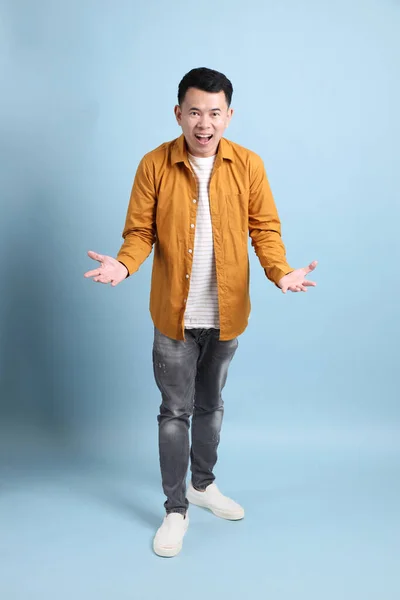 Asian Lgbtq Man Yellow Shirt Standing Blue Background — Stockfoto