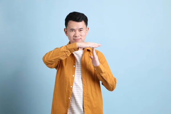 Hombre Asiático Lgbtq Con Camisa Amarilla Pie Sobre Fondo Azul — Foto de Stock