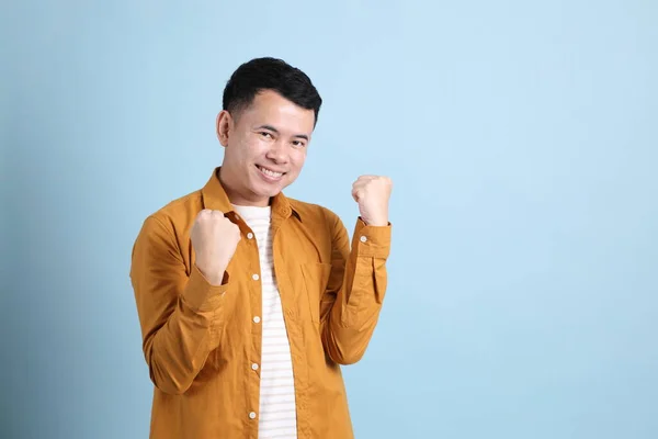 Der Asiatische Lgbtq Mann Mit Gelbem Hemd Steht Auf Blauem — Stockfoto
