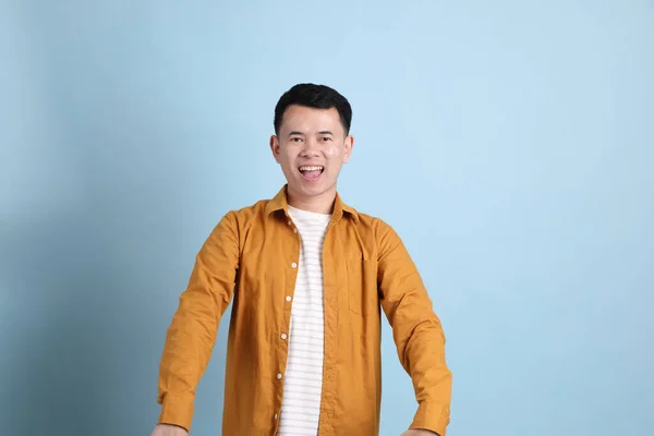 Asian Lgbtq Man Yellow Shirt Standing Blue Background — Zdjęcie stockowe