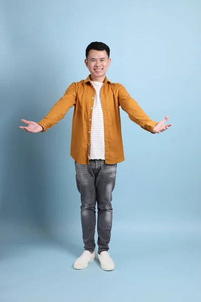 Asian Lgbtq Man Yellow Shirt Standing Blue Background — Zdjęcie stockowe