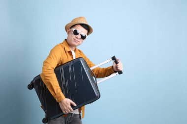 Mavi arka planda duran sarı gömlekli Asyalı LGBTQ adamı..