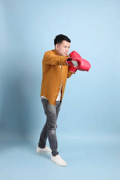 Hombre Asiático Lgbtq Con Camisa Amarilla Pie Sobre Fondo Azul — Foto de Stock