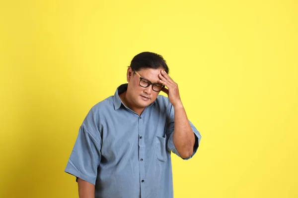Volwassen Aziatische Man Met Blauw Shirt Gele Achtergrond — Stockfoto