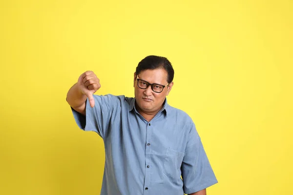 Sarı Arka Planda Duran Mavi Gömlekli Yetişkin Asyalı Adam — Stok fotoğraf