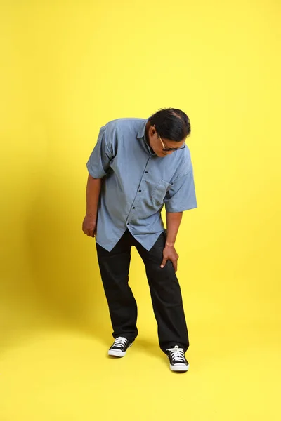 Homme Asiatique Adulte Avec Chemise Bleue Debout Sur Fond Jaune — Photo