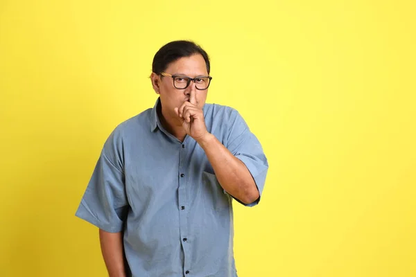 Homem Asiático Adulto Com Camisa Azul Sobre Fundo Amarelo — Fotografia de Stock