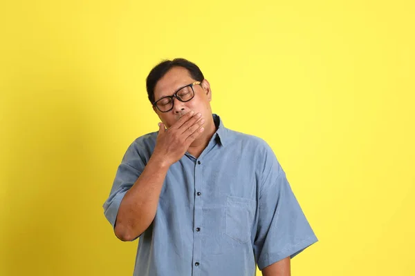 Sarı Arka Planda Duran Mavi Gömlekli Yetişkin Asyalı Adam — Stok fotoğraf