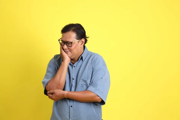 Volwassen Aziatische Man Met Blauw Shirt Gele Achtergrond — Stockfoto