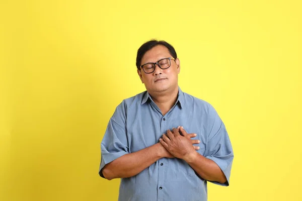 Dorosły Azjata Niebieskiej Koszuli Stojący Żółtym Tle — Zdjęcie stockowe