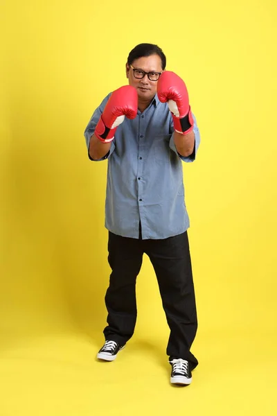 Dospělý Asijský Muž Modrým Tričkem Stojící Žlutém Pozadí — Stock fotografie