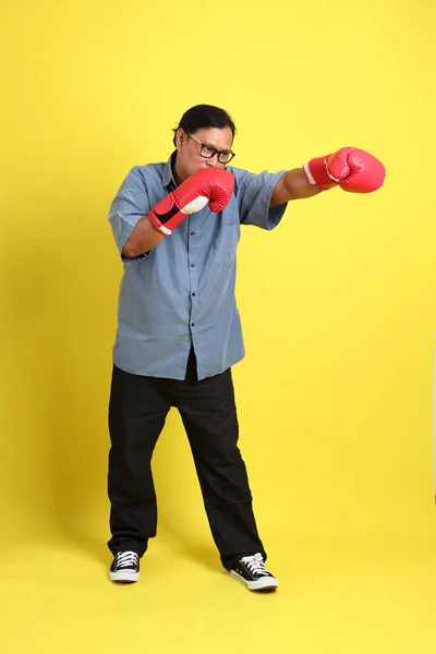 Hombre Asiático Adulto Con Camisa Azul Pie Sobre Fondo Amarillo — Foto de Stock