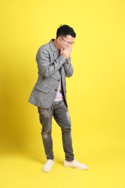 Sarı arka planda gri ceketli Asyalı LGBTQ adamı..