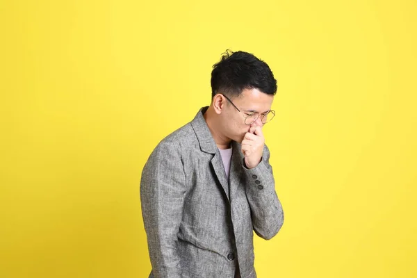 Aziatische Lgbtq Man Met Grijze Blazer Gele Achtergrond — Stockfoto