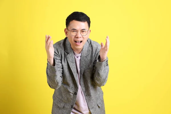 Homem Lgbtq Asiático Com Blazer Cinza Fundo Amarelo — Fotografia de Stock