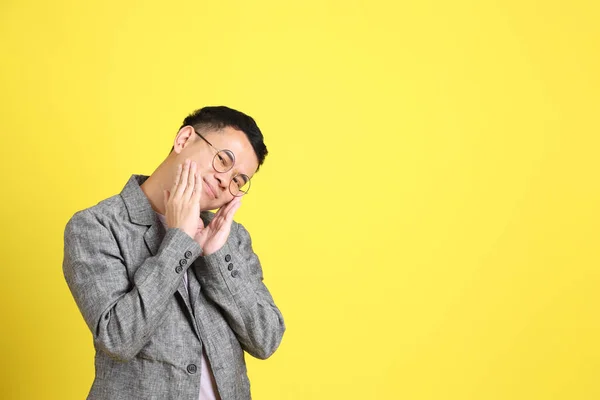Hombre Asiático Lgbtq Con Chaqueta Gris Pie Sobre Fondo Amarillo —  Fotos de Stock