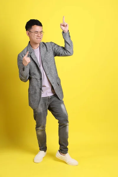 Der Asiatische Lgbtq Mann Mit Grauem Blazer Steht Auf Gelbem — Stockfoto