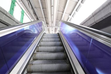 Şehirde çalışırken yürüyen merdiven resmi..