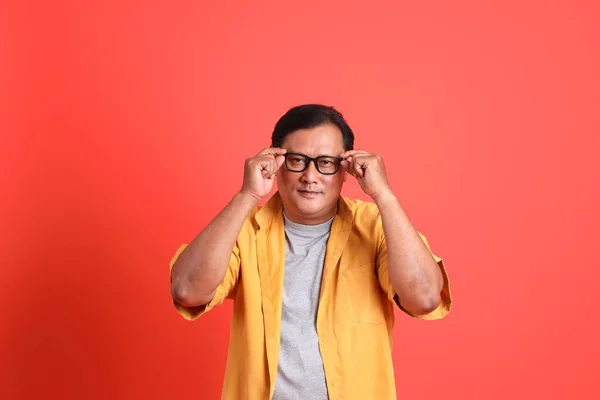 Uomo Asiatico Adulto Con Camicia Gialla Piedi Sullo Sfondo Arancione — Foto Stock