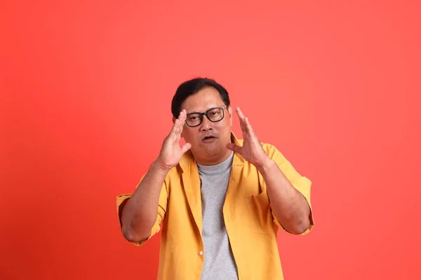 Dospělý Asijský Muž Žlutou Košilí Stojící Oranžovém Pozadí — Stock fotografie