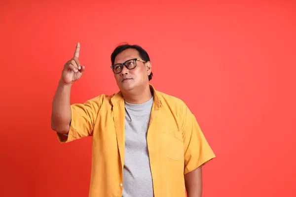 Homem Asiático Adulto Com Camisa Amarela Sobre Fundo Laranja — Fotografia de Stock