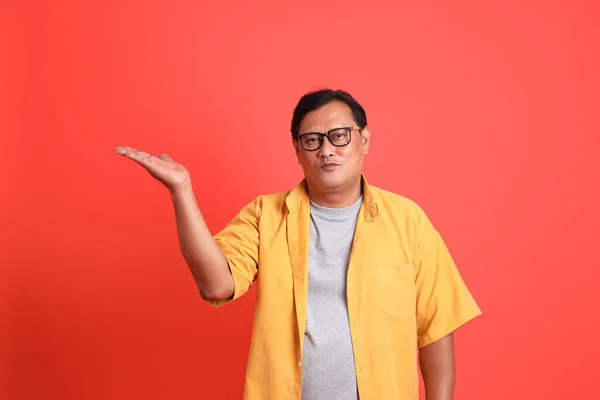 Volwassen Aziatische Man Met Geel Shirt Oranje Achtergrond — Stockfoto