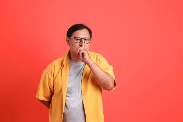 Uomo Asiatico Adulto Con Camicia Gialla Piedi Sullo Sfondo Arancione — Foto Stock