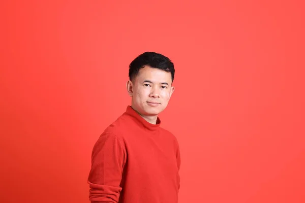 Kırmızı Gömlekli Asyalı Lgbtq Adam Turuncu Arka Planda Duruyor — Stok fotoğraf