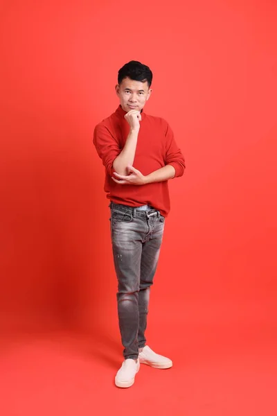 Asiatique Lgbtq Homme Avec Chemise Rouge Debout Sur Fond Orange — Photo