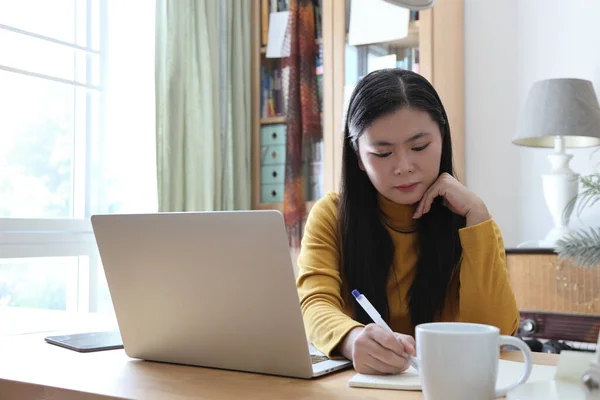 Asian Adult Woman Working Laptop Her Home Studio — Foto de Stock