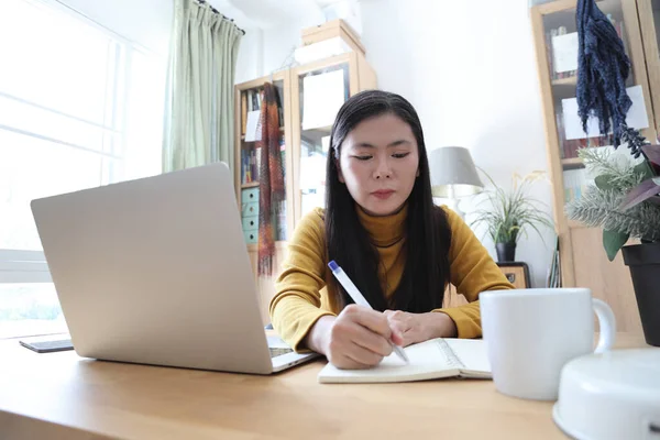 Asian Adult Woman Working Laptop Her Home Studio — Foto de Stock