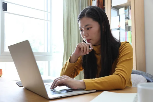 Asian Adult Woman Working Laptop Her Home Studio — Foto de Stock