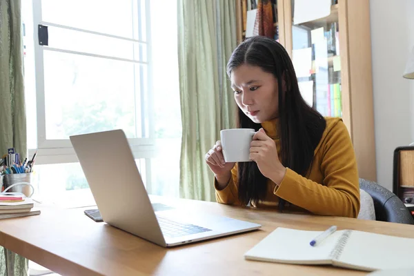 Asian Adult Woman Working Laptop Her Home Studio — Foto de Stock