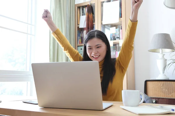 Asian Adult Woman Working Laptop Her Home Studio — Zdjęcie stockowe