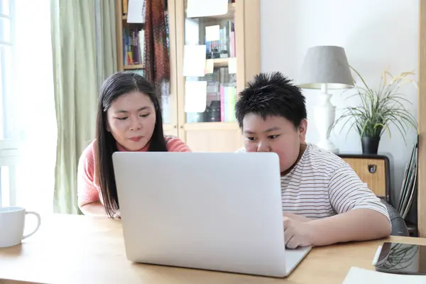 Mamma Single Asiatica Aiuta Suo Figlio Imparare Casa — Foto Stock