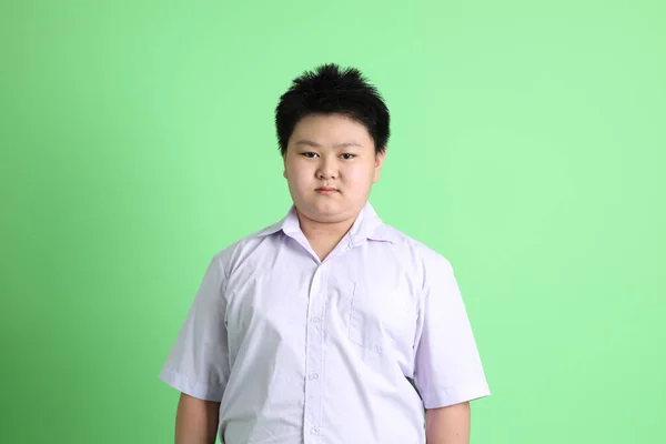 Ázsiai Fiú Diákegyenruhában Zöld Háttéren — Stock Fotó