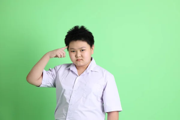 Chico Asiático Con Uniforme Estudiante Fondo Verde —  Fotos de Stock