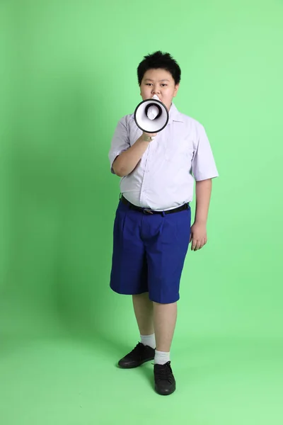 Ragazzo Asiatico Con Uniforme Studente Sullo Sfondo Verde — Foto Stock