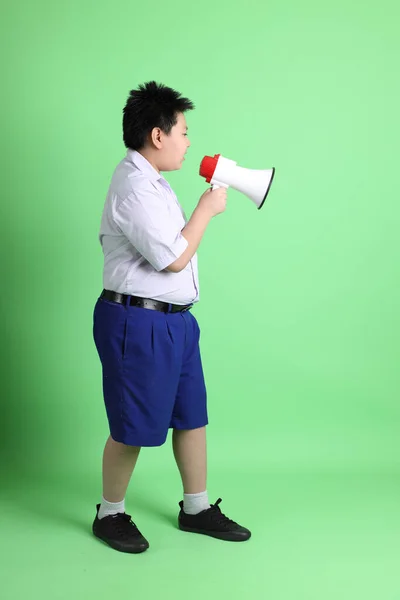 Der Asiatische Junge Mit Studentenuniform Auf Grünem Hintergrund — Stockfoto