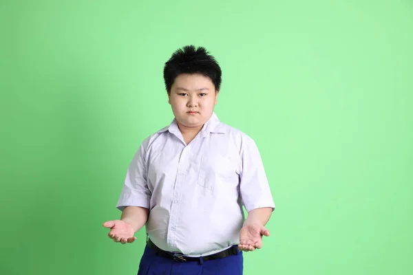 Ragazzo Asiatico Con Uniforme Studente Sullo Sfondo Verde — Foto Stock