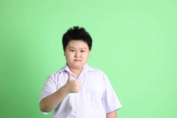 Chico Asiático Con Uniforme Estudiante Fondo Verde — Foto de Stock