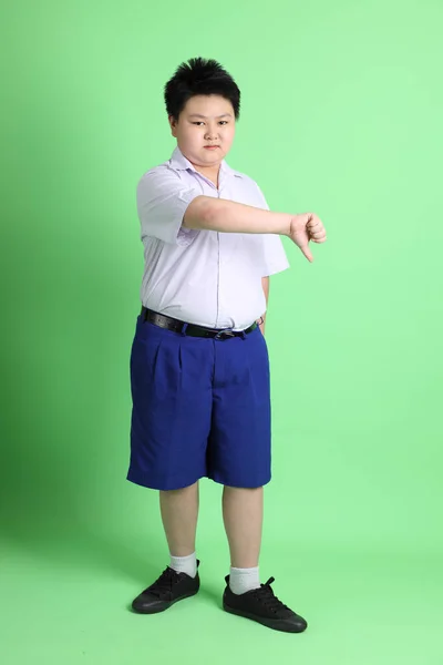 Menino Asiático Com Uniforme Estudante Fundo Verde — Fotografia de Stock