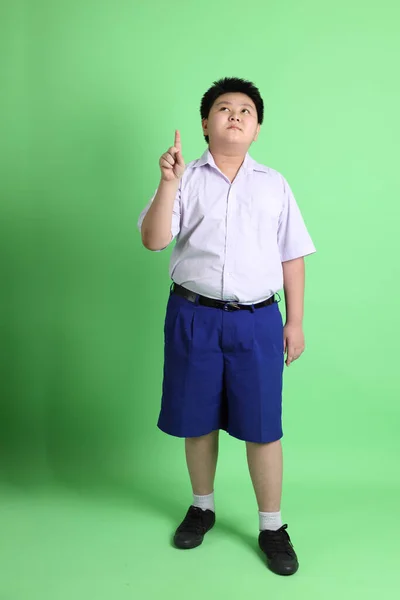 Menino Asiático Com Uniforme Estudante Fundo Verde — Fotografia de Stock