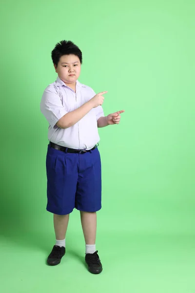 Chico Asiático Con Uniforme Estudiante Fondo Verde — Foto de Stock