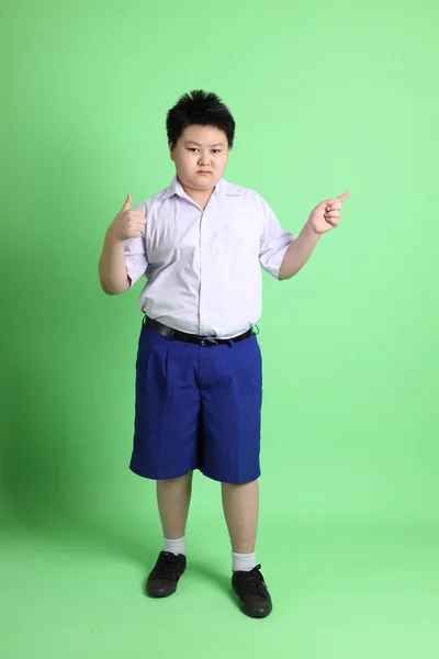 Азиатский Мальчик Студенческой Форме Зеленом Фоне — стоковое фото