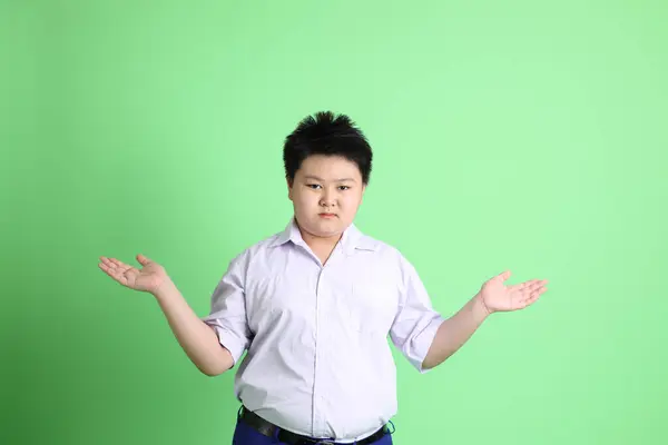 Chico Asiático Con Uniforme Estudiante Fondo Verde —  Fotos de Stock